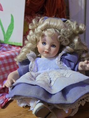 2002 Marie Osmond Tiny Tot "Beary Best Friends" 5" Porcelain Doll-Lavender Dress
